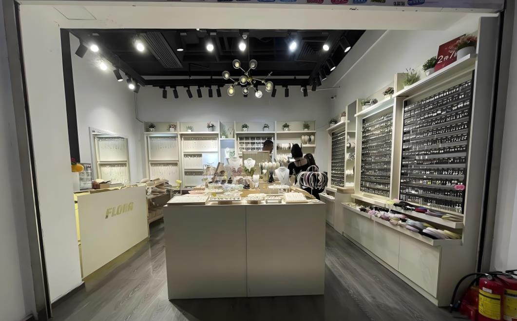 重慶店面裝修多少錢一平米？2025年報價解析+省錢避坑全攻略
